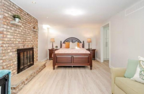 Cozy 2 bedroom apartment-14 min to Pearson airport